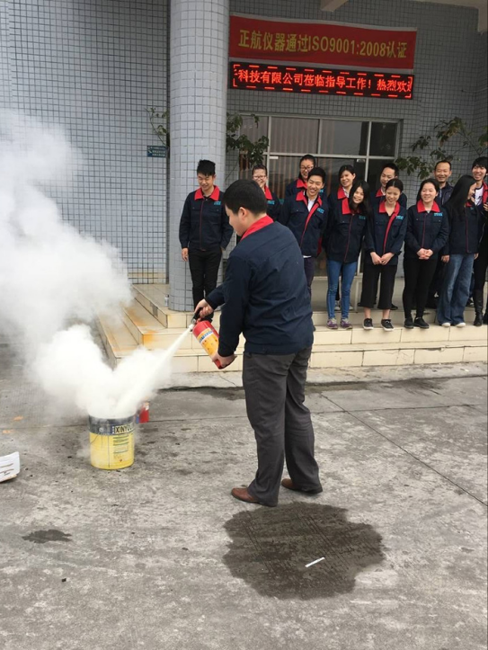 正航儀器相關專業人員為這次消防演練做現場示范